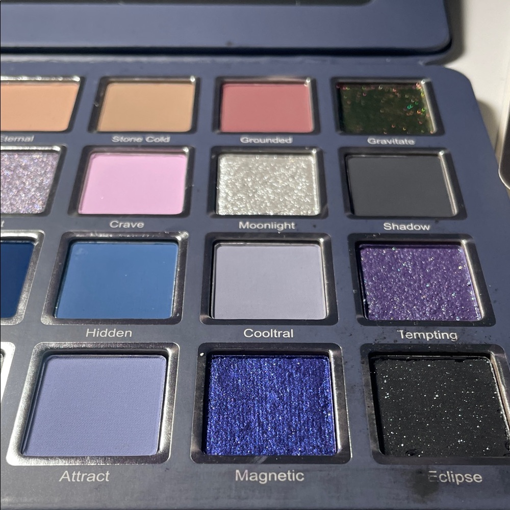 Cosmic brushes cooltrals eyeshadow palette - Picture 4 of 8